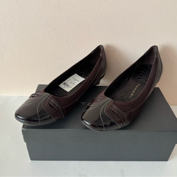 Tahari Dark Brown Leather and Patent Trim Low Heel Flats. Size: 8 - Picture 5 of 9